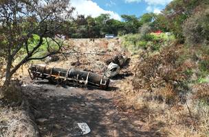 Semarh avalia impacto ambiental após tombamento de caminhão no Piauí. (Foto: Reprodução/ Ascom)