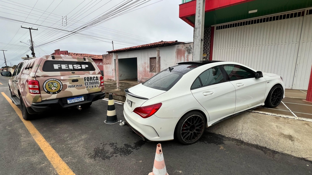 Carro de luxo apreendido durante a operação.