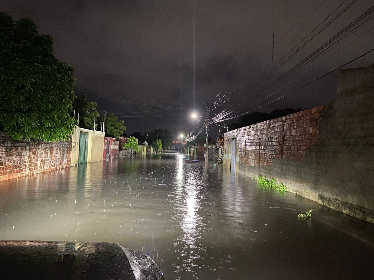 Chuva intensa alaga ruas e deixa bairros ilhados em Parnaíba.