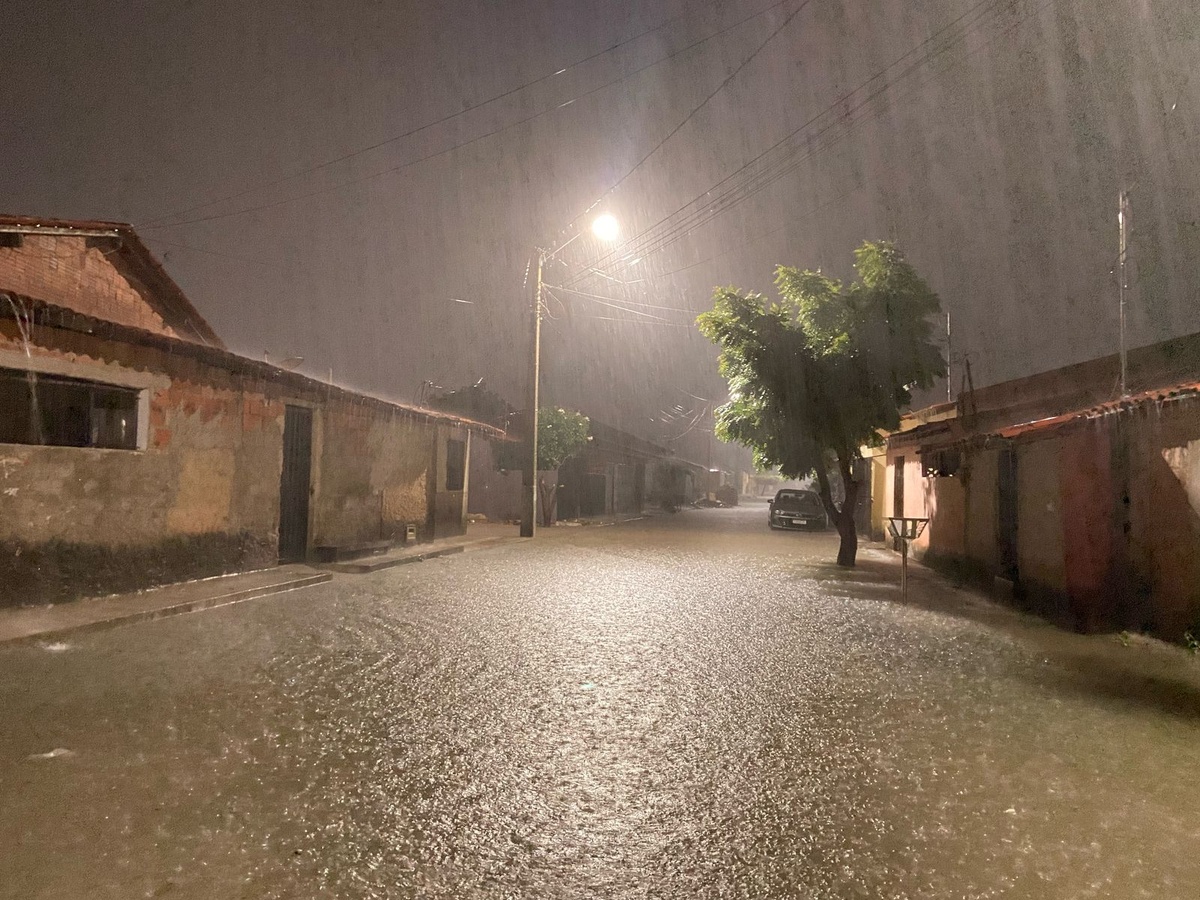 Chuva intensa alaga ruas e deixa bairros ilhados em Parnaíba.