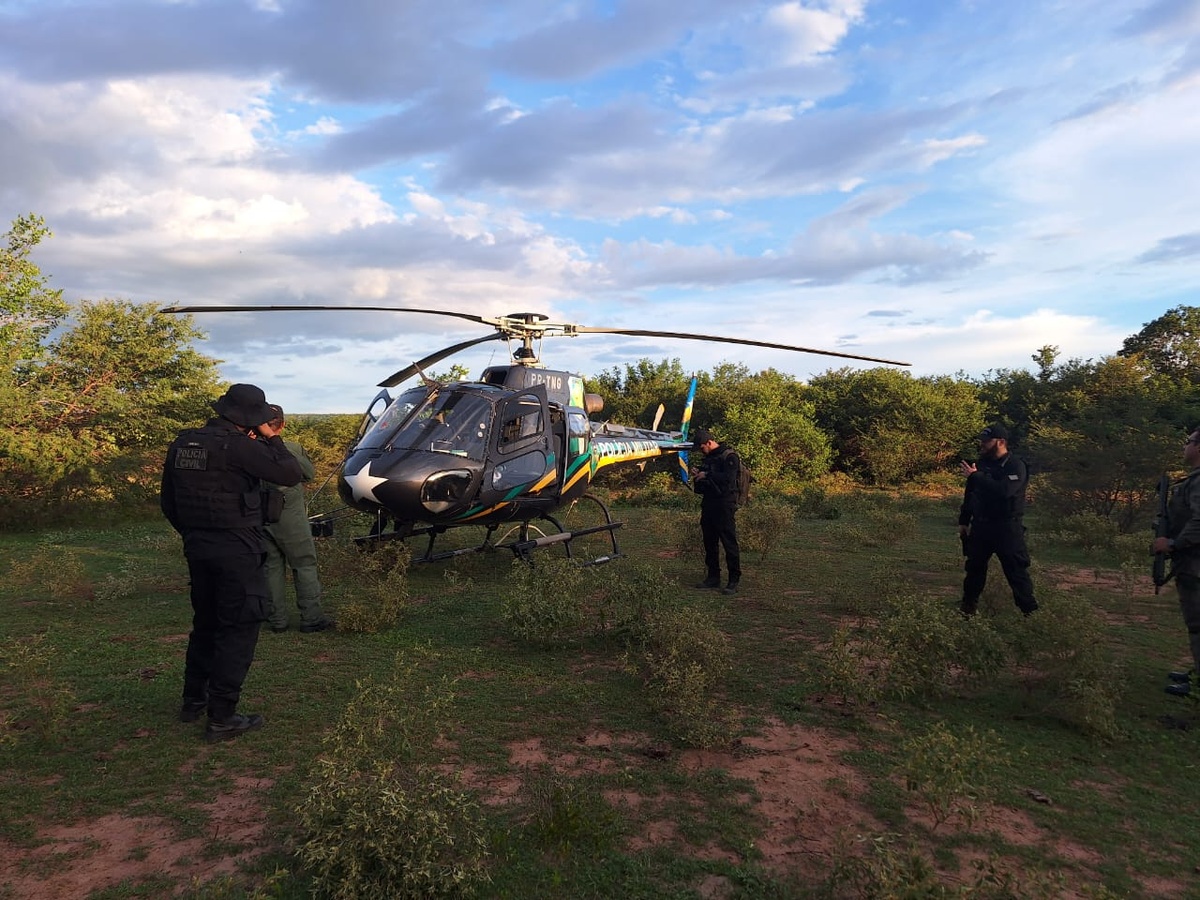 Helicóptero da PMPI reforça buscas por suspeito foragido no Piauí.