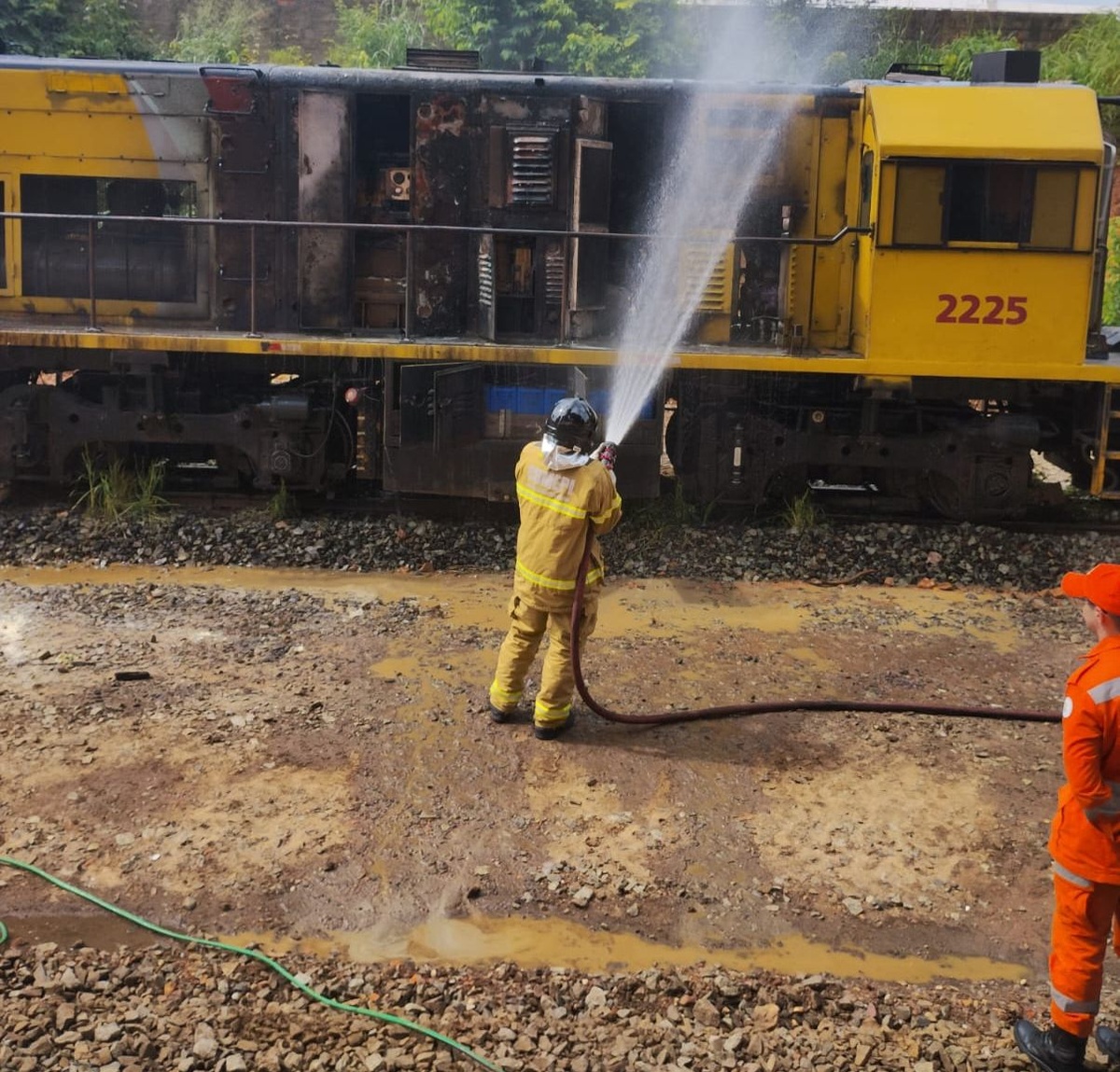 Incêndio destrói locomotiva em terminal de petróleo na zona Sudeste de Teresina.