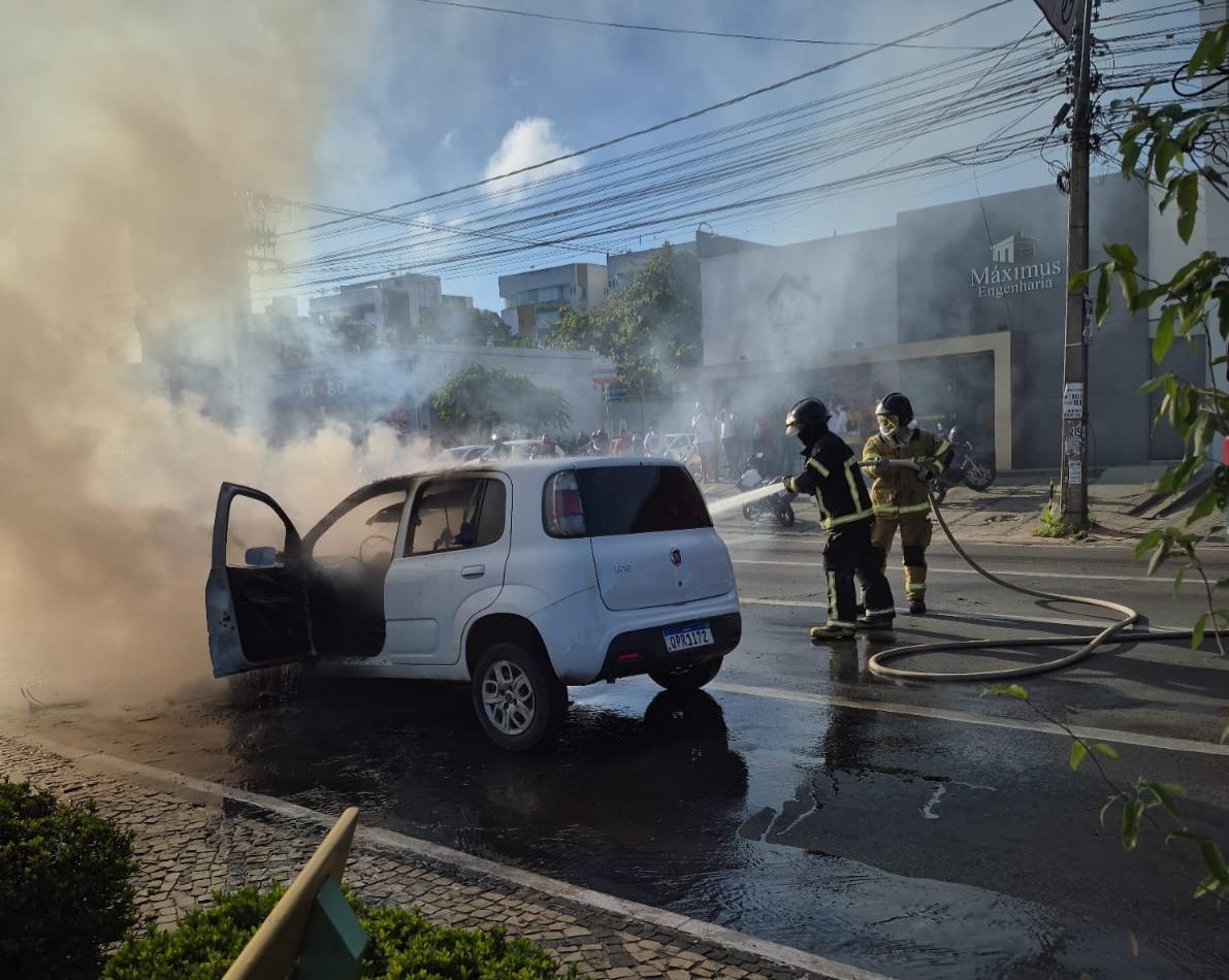 Carro pega fogo na Avenida Frei Serafim em Teresina.