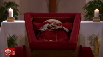 Imagens registram o rito de declaração de morte, realizado na Casa de Santa Marta. (Foto: Divulgação/  Vatican News)