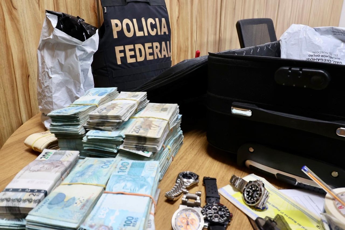 Loja em shopping de Teresina é alvo de operação contra fraude em importações.