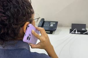 Usar celular enquanto carrega pode trazer perigo de choques elétricos. (Foto: Reprodução/ Divulgação)