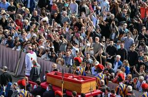 Velório de Francisco é aberto. (Foto: ALBERTO PIZZOLI/AFP)