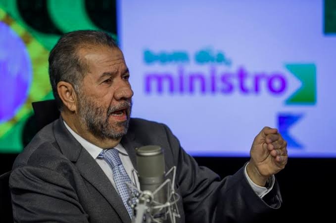 Carlos Lupi é demitido do ministério da previdência após investigações no INSS.
