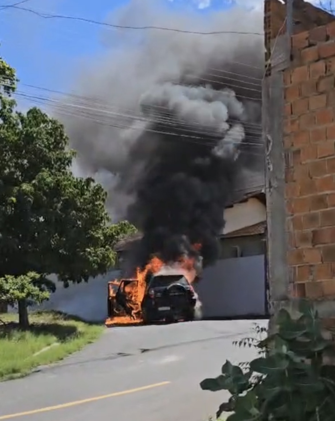 Carro é destruído por fogo na bairro Angelim zona sul de Teresina.