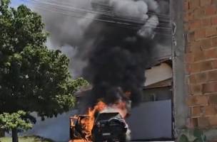 Carro é destruído por fogo na bairro Angelim zona sul de Teresina. (Foto: Reprodução/Redes Sociais)