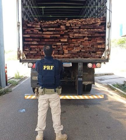 PRF apreende caminhão com carga ilegal de madeira na BR-316 no Piauí.
