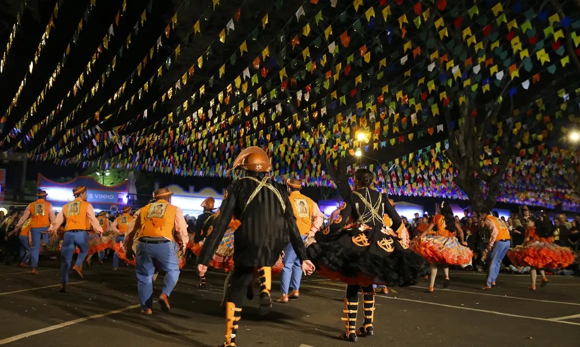 Festejos juninos exigem atenção com ligações elétricas provisórias.