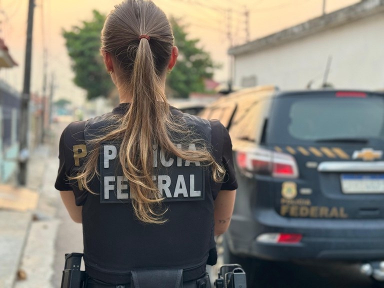 Homem é preso com material pornográfico infantil durante operação da PF.