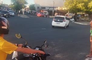 Incêndio atinge restaurante. (Foto: Divulgação)