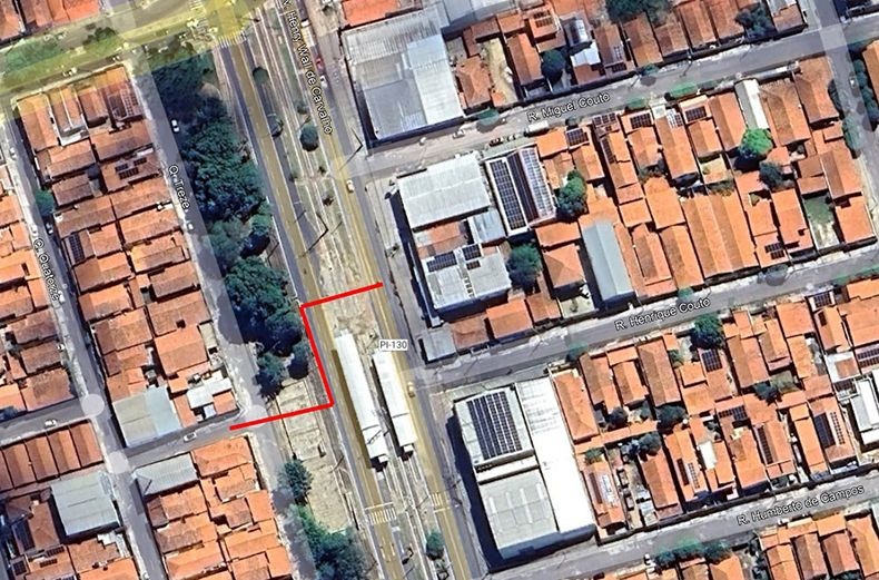 Obras na rede de esgoto interditam a Avenida Henry Wall de Carvalho.