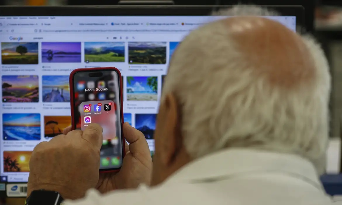 Operadoras vão alertar sobre golpes para idosos por mensagens de celular.