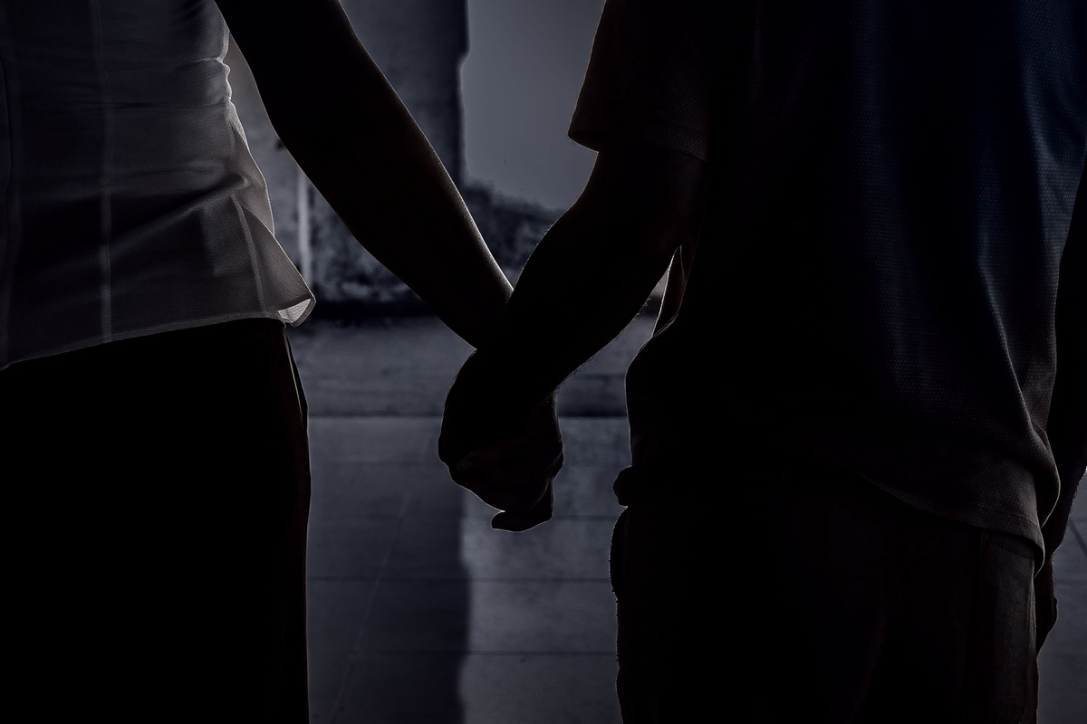 Mãos trêmulas, mas firmes no toque.