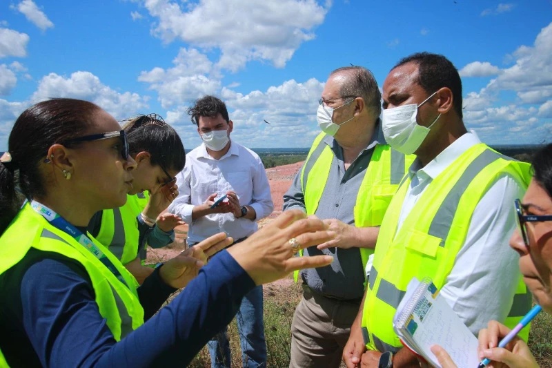Parlamentares durante visita ao aterro de Teresina.