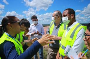 Parlamentares durante visita ao aterro de Teresina. (Foto: Câmara Municipal de Teresina)