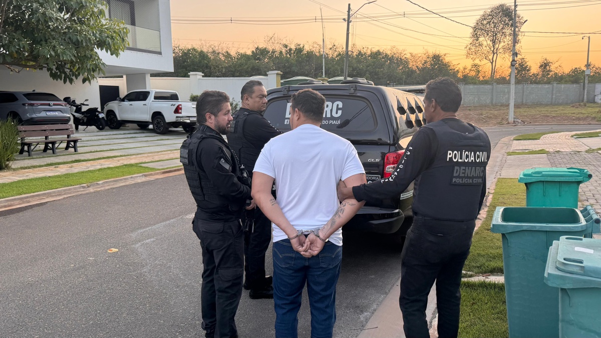 Empresário é preso em condomínio de luxo durante operação.