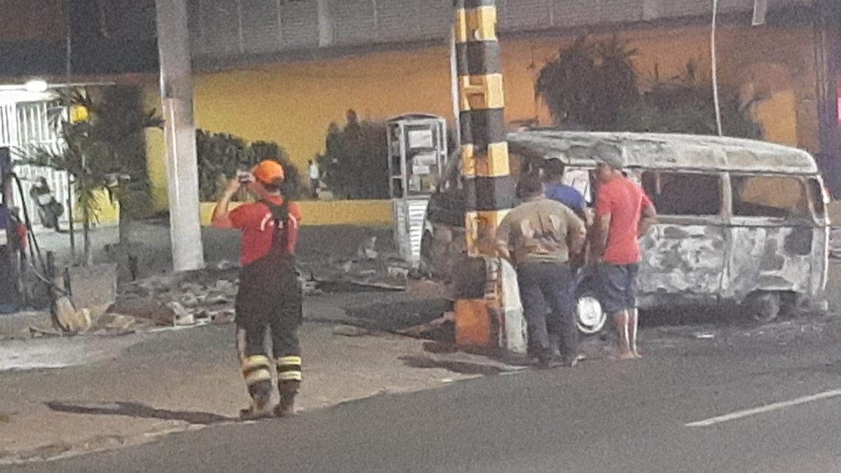Kombi pega fogo em posto de combustíveis e derrete teto de estabelecimento em Teresina.