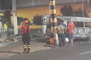 Kombi pega fogo em posto de combustíveis e derrete teto de estabelecimento em Teresina. (Foto: Divulgação/ SSP-PI)