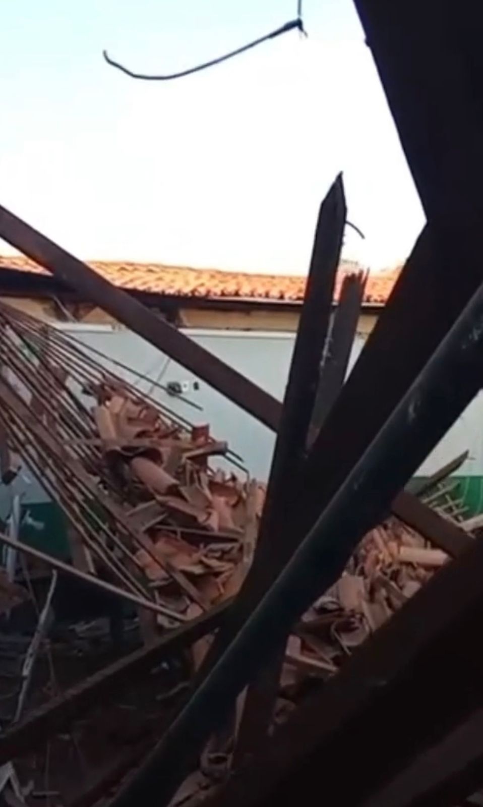 Teto de escola desaba pela segunda vez em Piripiri.