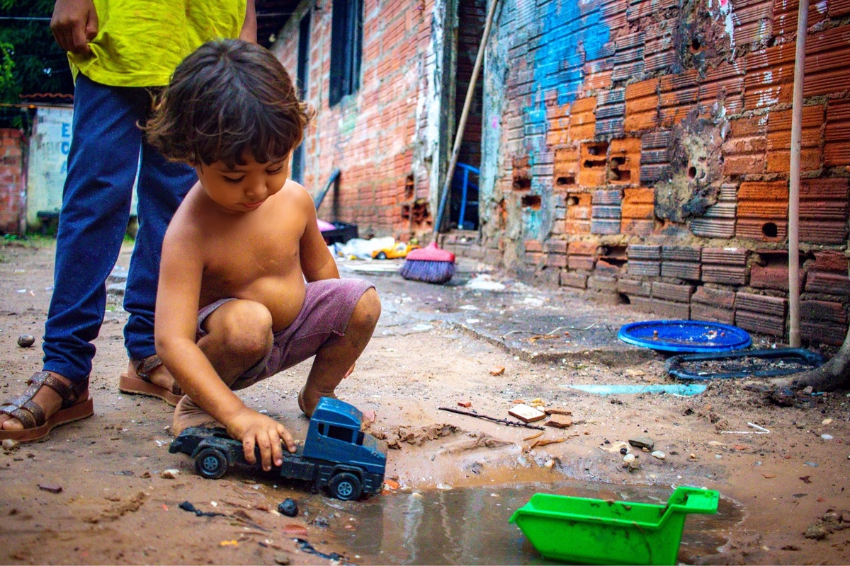 Falta de saneamento básico.