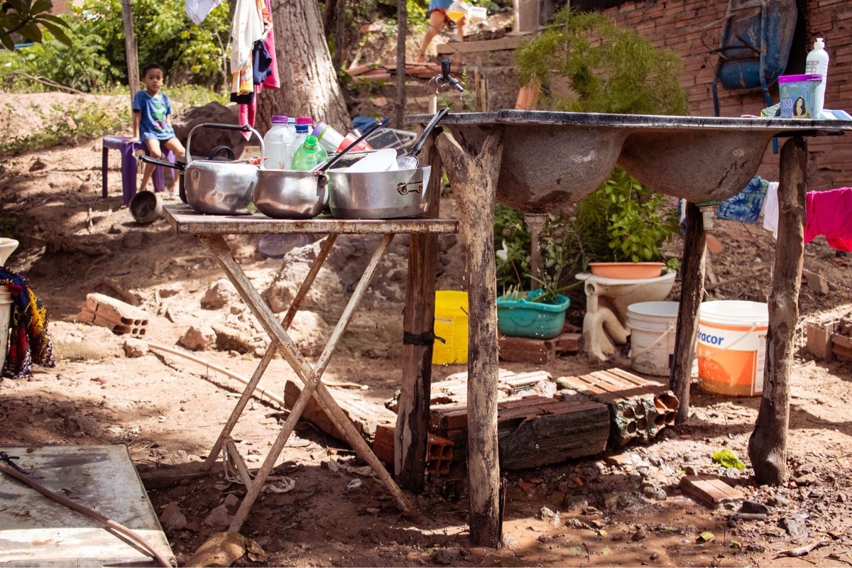 Falta de saneamento básico.