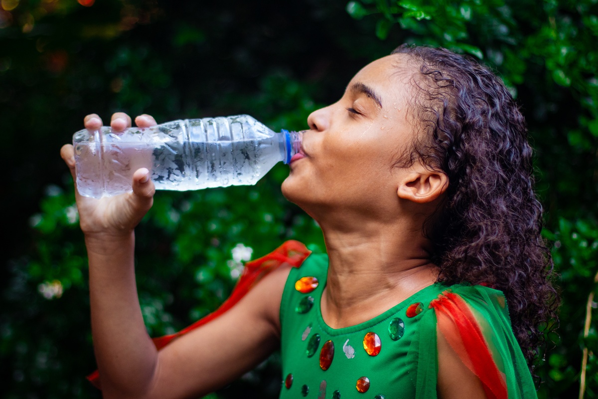 Pequena Analu, de oito anos.