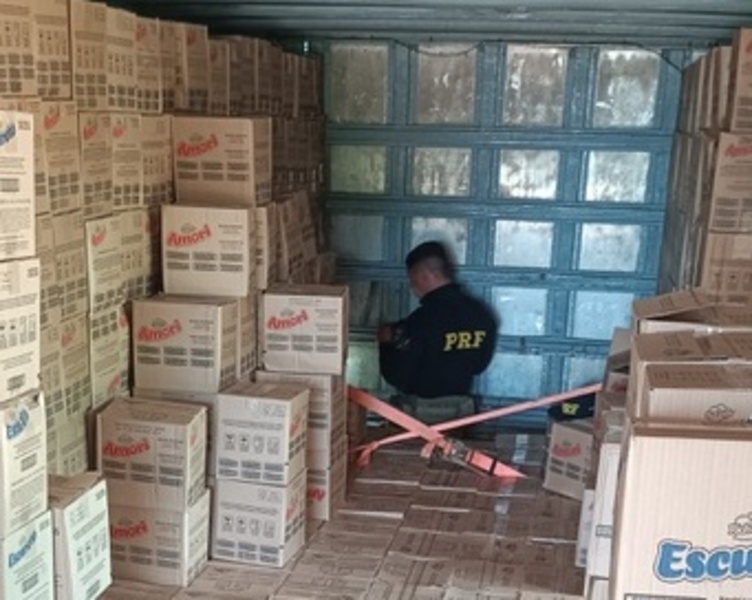 Carga de 3 mil caixas de biscoitos é apreendida após irregularidades na BR-316.