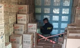 PRF apreende carga de biscoitos com irregularidades fiscais na BR-316