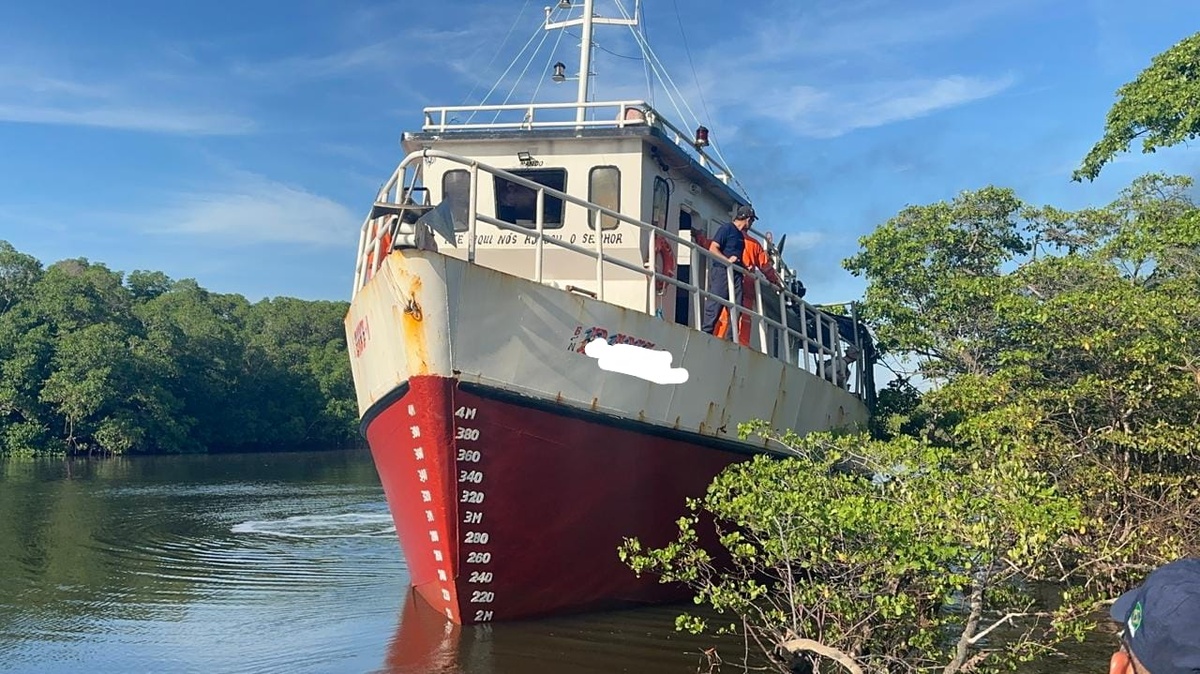 Carga estava em embarcação e caminhões; dois suspeitos foram presos.