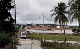 Barragem cede, rios sobem e 28 famílias ficam desabrigadas após temporais no Piauí Barragem cede, rios sobem e 28 famílias ficam desabrigadas após temporais no Piauí