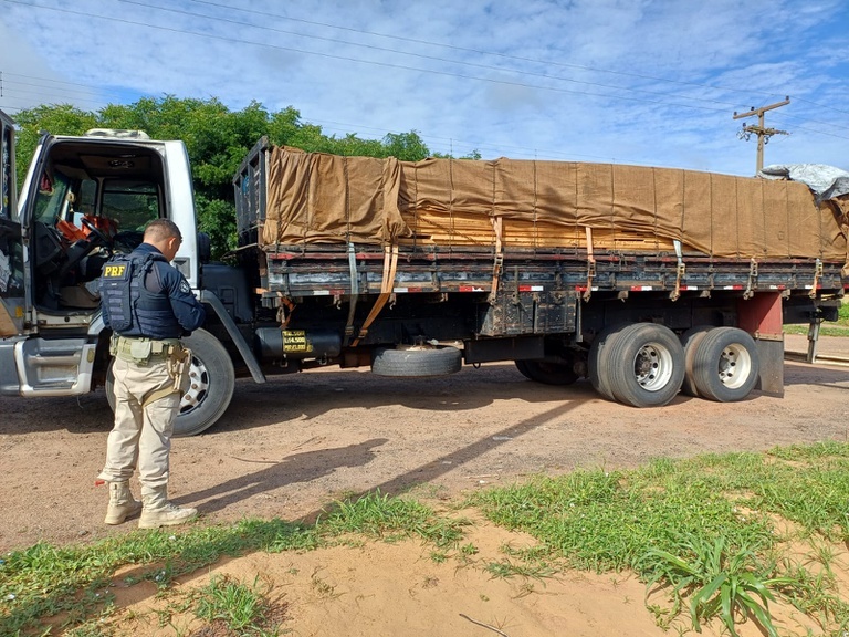PRF apreende mais de 26 m³ de madeira irregular na BR-316, no PI.