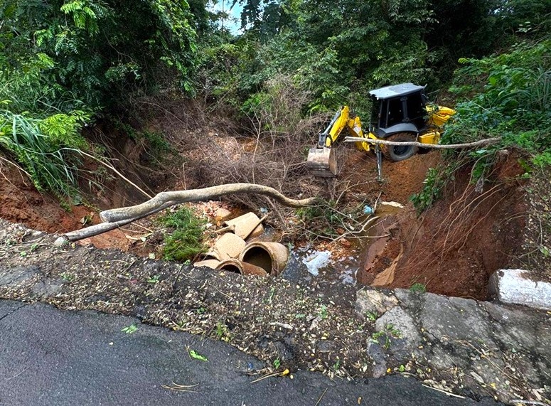 Cratera interdita trecho da Avenida Maranhão por 15 dias em Teresina.