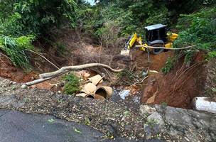 Cratera interdita trecho da Avenida Maranhão por 15 dias em Teresina. (Foto: Divulgação/ Ascom)