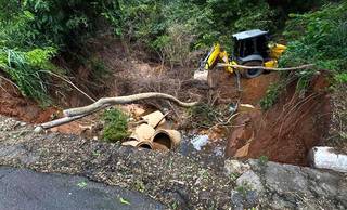 Cratera interdita trecho da Avenida Maranhão por 15 dias em Teresina