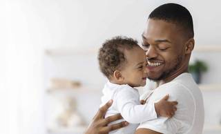 Nova lei amplia licença-paternidade no Brasil; veja como vai funcionar na prática