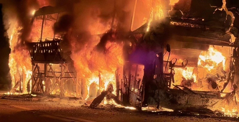 Ninguém ficou ferido; suspeita é de pane elétrica no veículo.