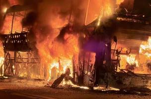 Ninguém ficou ferido; suspeita é de pane elétrica no veículo. (Foto: Reprodução/ Cidades na Net)