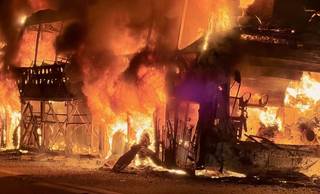 Ônibus com 26 passageiros pega fogo e fica destruído na BR-407, no Piauí Ônibus com 26 passageiros pega fogo e fica destruído na BR-407, no Piauí