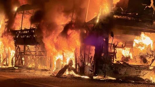 Ônibus com 26 passageiros pega fogo e fica destruído na BR-407, no Piauí