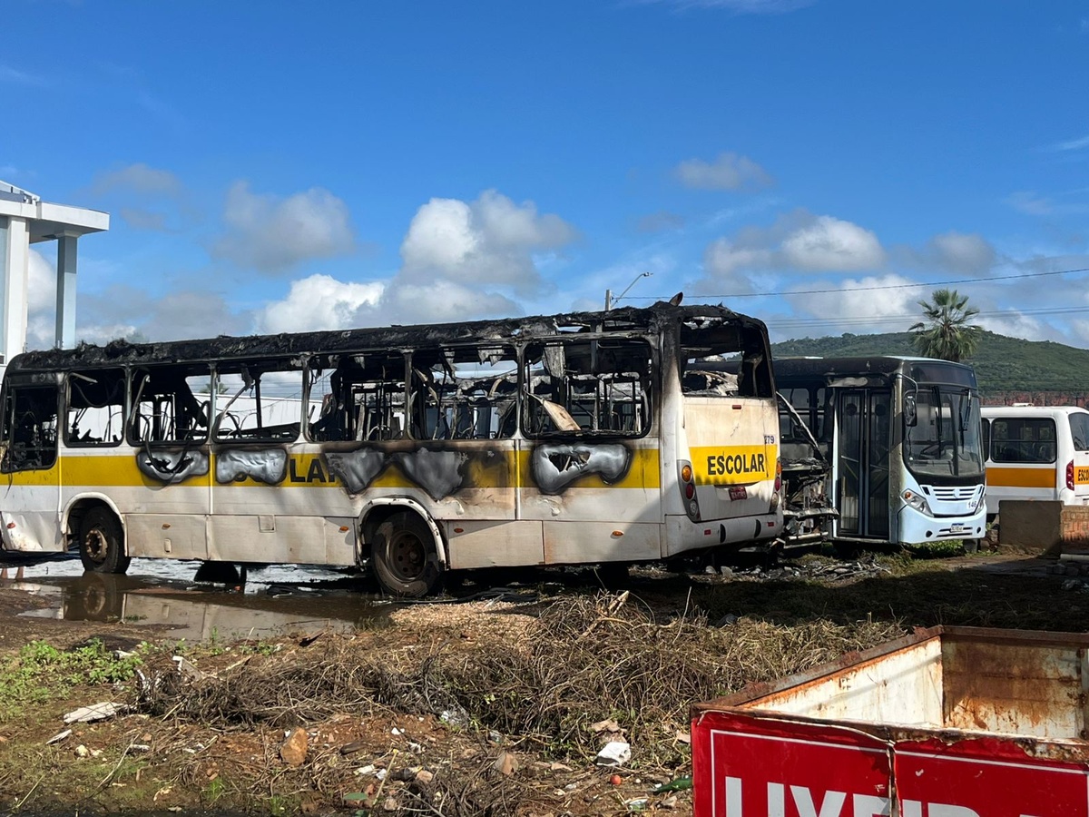 Ônibus escolares pegam fogo em garagem em Picos.