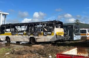 Ônibus escolares pegam fogo em garagem em Picos. (Foto: Reprodução/ Internet)