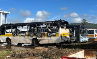 Incêndio atinge ônibus escolares em Picos e causa prejuízos; veja o que se sabe Incêndio atinge ônibus escolares em Picos e causa prejuízos; veja o que se sabe