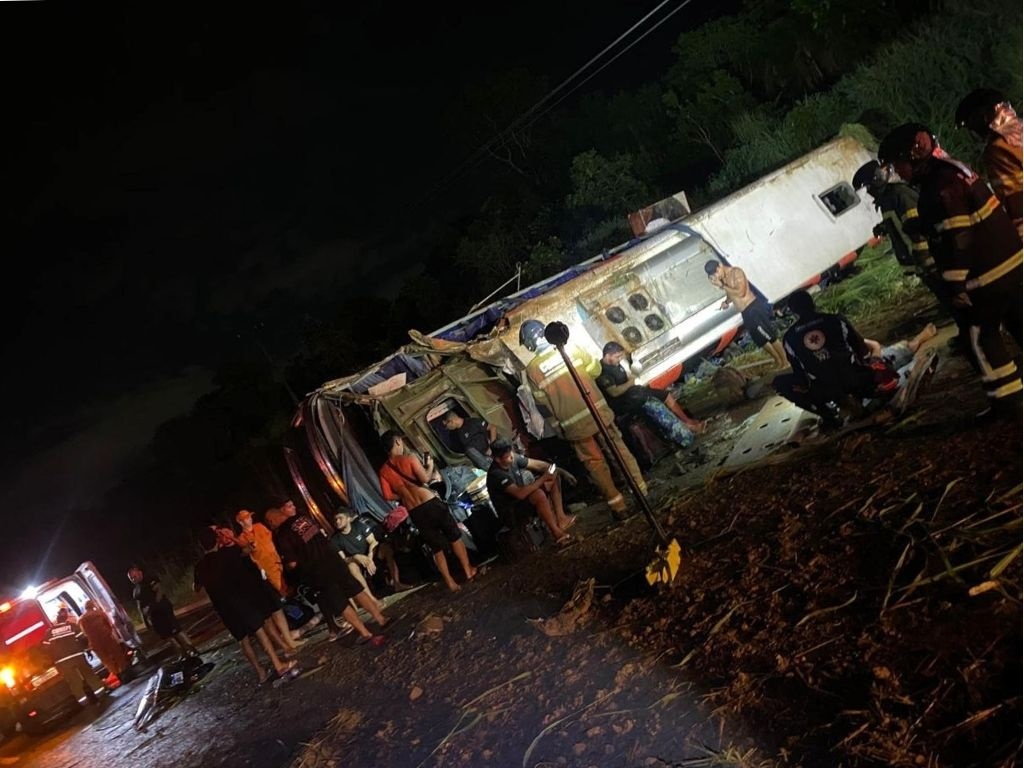 Ônibus tomba e deixa seis pessoas feridas na BR-316, em Teresina.