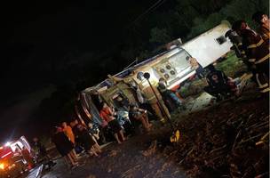 Ônibus tomba e deixa seis pessoas feridas na BR-316, em Teresina. (Foto: Reprodução/ Internet)