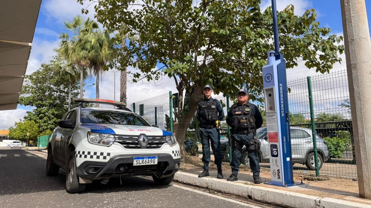 Totem de emergência é instalado na rodoviária de Teresina.