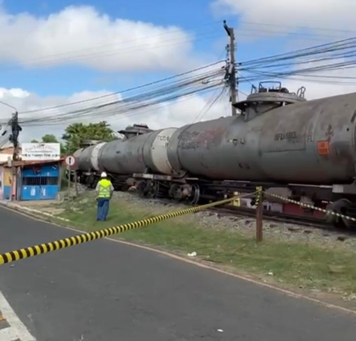 Trem com combustível descarrila e interdita Ponte Metálica entre Teresina e Timon.